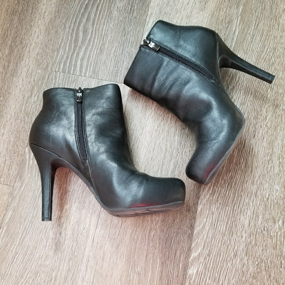 🔥SOLD🔥 BCBG Booties - Picture 4 of 7